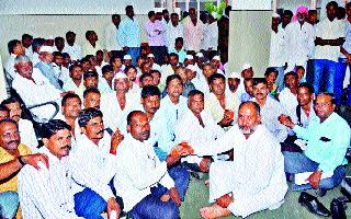 Gram Panchayat employees' fasting fast after the assurance | ग्रामपंचायत कर्मचाऱ्यांचे उपोषण आश्वासनानंतर मागे Gram Panchayat employees' fasting fast after the assurance | ग्रामपंचायत कर्मचाऱ्यांचे उपोषण आश्वासनानंतर मागे