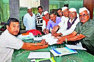To compensate the affected farmers | नुकसान झालेल्या शेतकऱ्यांना भरपाई द्यावी