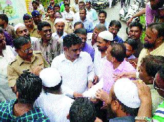 Offensive movement outside the Malegaon electricity company office | मालेगावी वीज कंपनी कार्यालयाबाहेर धरणे आंदोलन