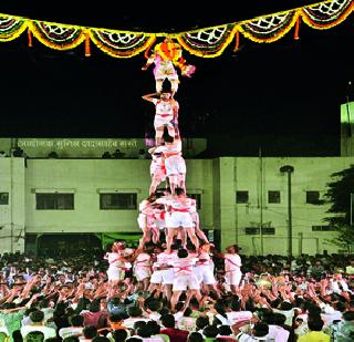 Dahihandi pavement festival in Baramati | बारामतीत दहीहंडी उत्सवात दगडफेक Dahihandi pavement festival in Baramati | बारामतीत दहीहंडी उत्सवात दगडफेक