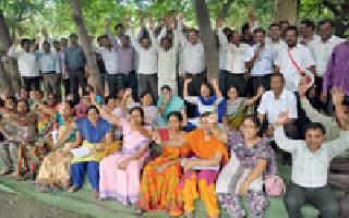 Land Recruitment Staff Stampede | भूमी अभिलेखचे कर्मचारी संपावर Land Recruitment Staff Stampede | भूमी अभिलेखचे कर्मचारी संपावर