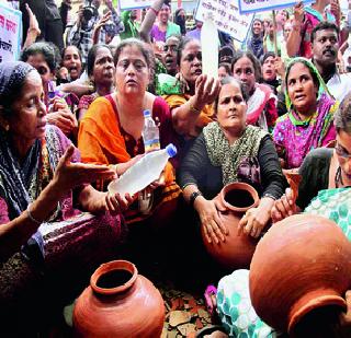 Fight against the crippled citizens | त्रस्त नागरिकांचा पालिकेवर मोर्चा