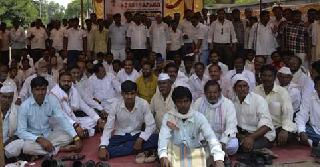 It is time for the two MLAs to take on Bharipa workers | दोन आमदार असताना भारिप कार्यकर्त्यांवर धरणे देण्याची वेळ It is time for the two MLAs to take on Bharipa workers | दोन आमदार असताना भारिप कार्यकर्त्यांवर धरणे देण्याची वेळ
