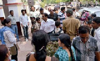 The vehicles of the upper district collectors stopped the vehicles | अप्पर जिल्हाधिकाऱ्यांचे वाहन चिमुकल्यांनी रोखले The vehicles of the upper district collectors stopped the vehicles | अप्पर जिल्हाधिकाऱ्यांचे वाहन चिमुकल्यांनी रोखले