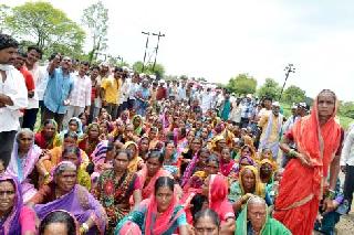 Stop the path of water from the villagers | ग्रामस्थांचा पाण्यासाठी रास्ता रोको Stop the path of water from the villagers | ग्रामस्थांचा पाण्यासाठी रास्ता रोको