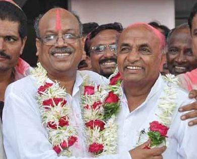 Sanjay Dhotre, Vallabhrao Deshmukh as Mahabeej's director | महाबीजच्या संचालकपदी संजय धोत्रे, वल्लभराव देशमुख Sanjay Dhotre, Vallabhrao Deshmukh as Mahabeej's director | महाबीजच्या संचालकपदी संजय धोत्रे, वल्लभराव देशमुख