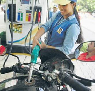 Loot of customers on petrol pumps | पेट्रोल पंपांवर ग्राहकांची लूट Loot of customers on petrol pumps | पेट्रोल पंपांवर ग्राहकांची लूट