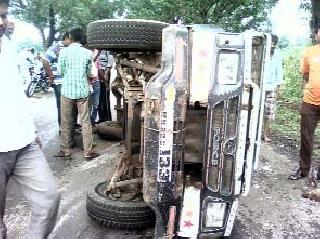 Jeep injured 17 passengers injured | जीपला अपघात १७ प्रवासी जखमी Jeep injured 17 passengers injured | जीपला अपघात १७ प्रवासी जखमी