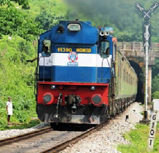 Konkan Railway jam due to the collapse of the goods train | मालगाडी घसरल्याने कोकण रेल्वे ठप्प