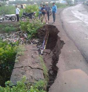 The bridge collapses due to heavy rains | जोरदार पावसामुळे पूल खचला The bridge collapses due to heavy rains | जोरदार पावसामुळे पूल खचला