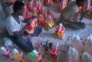 The idols of 'Sava' are worshiped by devotees of Vrhada | वर्हाडातील भक्तांना ‘सव’च्या मूर्तींंची भुरळ The idols of 'Sava' are worshiped by devotees of Vrhada | वर्हाडातील भक्तांना ‘सव’च्या मूर्तींंची भुरळ