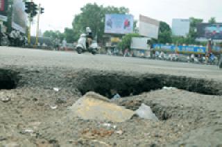 Metro came, what is the pits? | मेट्रो आली, खड्ड्यांचे काय? Metro came, what is the pits? | मेट्रो आली, खड्ड्यांचे काय?