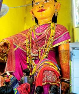 Decorating Yellow: | सजावट पिवळी मारबतची : Decorating Yellow: | सजावट पिवळी मारबतची :