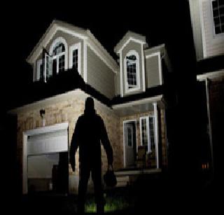 20 lakhs burglary at Chanabhatti | चुनाभट्टी येथे २० लाखांची घरफोडी 20 lakhs burglary at Chanabhatti | चुनाभट्टी येथे २० लाखांची घरफोडी