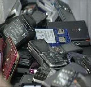 Mobile phone worth Rs 11 lakh in Jalgaon | जळगावात ११ लाखांचे मोबाइल लांबविले Mobile phone worth Rs 11 lakh in Jalgaon | जळगावात ११ लाखांचे मोबाइल लांबविले