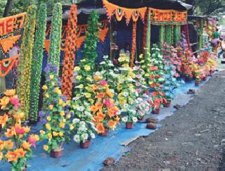 Decorative literature has beautified the markets in the city | सजावटीच्या साहित्याने शहरातील बाजारपेठा सजल्या Decorative literature has beautified the markets in the city | सजावटीच्या साहित्याने शहरातील बाजारपेठा सजल्या