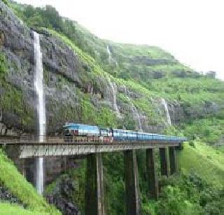Konkan Railway is in 26 hours | कोकण रेल्वे २६ तासांनी रुळावर