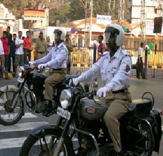 Police ban on vehicular traffic | अवजड वाहनांवर पोलिसांची बंदी Police ban on vehicular traffic | अवजड वाहनांवर पोलिसांची बंदी