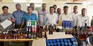 The forage of a fake liquor factory | बनावट दारूच्या कारखान्यावर धाड