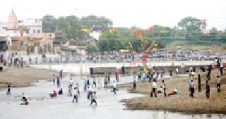 505 injured in photo shootout | पांढुर्ण्याच्या गोटमारीत ५०५ जखमी 505 injured in photo shootout | पांढुर्ण्याच्या गोटमारीत ५०५ जखमी