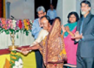Project affected people should turn to the silk industry | प्रकल्पग्रस्तांनी रेशीम उद्योगाकडे वळावे Project affected people should turn to the silk industry | प्रकल्पग्रस्तांनी रेशीम उद्योगाकडे वळावे