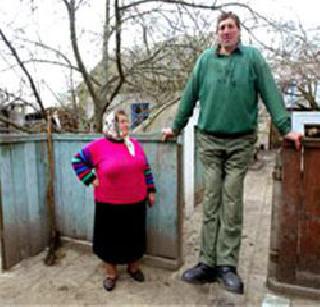 World's tallest person dies | जगातील सर्वात उंच व्यक्तीचे निधन