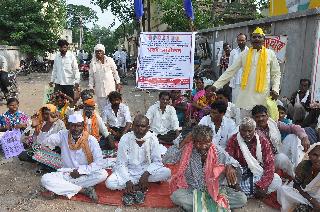 Brood parity | बहुजन समता आघाडीने दिले धरणे Brood parity | बहुजन समता आघाडीने दिले धरणे