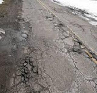 Accidents caused by potholes | खड्ड्यांमुळे वाढले अपघात