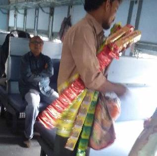 The sale of gulcha of railways is very common | रेल्वेत गुटखा पदार्थाची सर्रास विक्री The sale of gulcha of railways is very common | रेल्वेत गुटखा पदार्थाची सर्रास विक्री