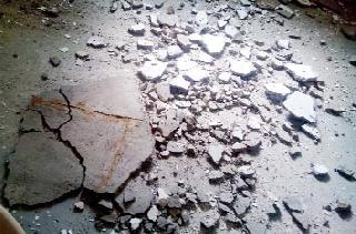 Aunda court's roof slabs shook | औंढा न्यायालयाच्या छताचे स्लॅब निखळले Aunda court's roof slabs shook | औंढा न्यायालयाच्या छताचे स्लॅब निखळले