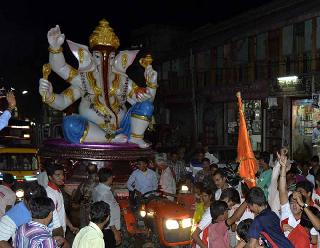 Bappa's arrival in the chimb rain | चिंब पावसात बाप्पाचे आगमन Bappa's arrival in the chimb rain | चिंब पावसात बाप्पाचे आगमन