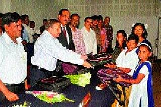 Lions Club of Icon accepted 151 pupils of education for parents | लायन्स क्लब आॅफ आयकॉन्सने स्वीकारले १५१ विद्यार्थ्यांचे शैक्षणिक पालकत्व Lions Club of Icon accepted 151 pupils of education for parents | लायन्स क्लब आॅफ आयकॉन्सने स्वीकारले १५१ विद्यार्थ्यांचे शैक्षणिक पालकत्व