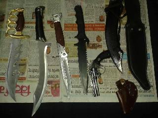 Three-edged weapons along with sharp weapons | धारदार शस्त्रांसह तिघे गजाआड Three-edged weapons along with sharp weapons | धारदार शस्त्रांसह तिघे गजाआड