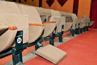Chair breaks in the Deshpande hall | देशपांडे सभागृहातील खुर्च्या तुटल्या Chair breaks in the Deshpande hall | देशपांडे सभागृहातील खुर्च्या तुटल्या