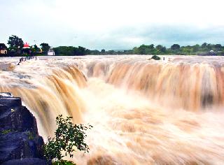 The Somameshwar Falls Falls | सोमेश्वर धबधबा खळाळला The Somameshwar Falls Falls | सोमेश्वर धबधबा खळाळला