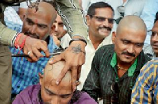 Forest workers' 'Mundan' movement | वन कर्मचाऱ्यांचे ‘मुंडण’ आंदोलन