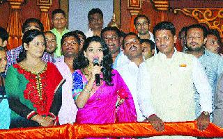 Celebrations of celebrities open up | सेलिब्रेटींच्या उपस्थित देखावे खुले Celebrations of celebrities open up | सेलिब्रेटींच्या उपस्थित देखावे खुले