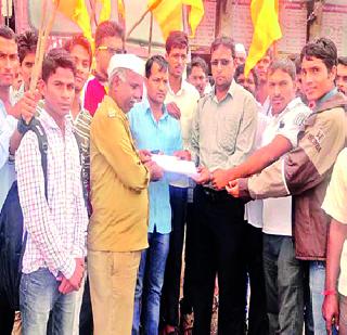 Movement ahead of ST station | एसटी स्थानकासमोर आंदोलन Movement ahead of ST station | एसटी स्थानकासमोर आंदोलन