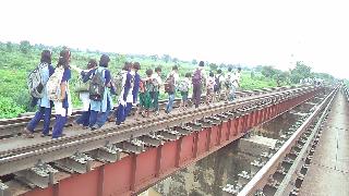 Railway bridge crossing the fence | जीव मुठीत धरून ओलांडतात रेल्वेचा पूल Railway bridge crossing the fence | जीव मुठीत धरून ओलांडतात रेल्वेचा पूल