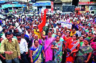 Families of Ghantagadi workers on the road | घंटागाडी कामगारांची कुटुंबे रस्त्यावर Families of Ghantagadi workers on the road | घंटागाडी कामगारांची कुटुंबे रस्त्यावर