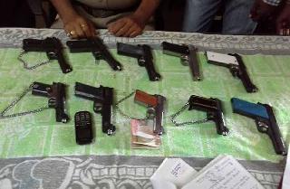 Madhya Pradesh's 10 captive pistols seized from accused | मध्यप्रदेशातील आरोपीकडून देशी बनावटीचे १0 पिस्तुल जप्त