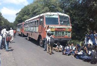 Students simply stop | विद्यार्थ्यांनी बस रोखली