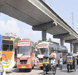 Unauthorized parking under metro | मेट्रोखाली अनधिकृत पार्किग Unauthorized parking under metro | मेट्रोखाली अनधिकृत पार्किग