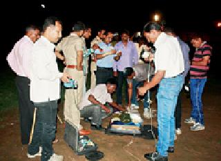 A bomb blast of police | बॉम्बच्या अफवेने पोलिसांची तारांबळ A bomb blast of police | बॉम्बच्या अफवेने पोलिसांची तारांबळ