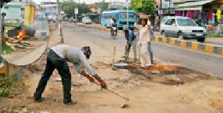 Pavement work to start at the war level | खड्डे बुजविण्याचे काम युद्ध पातळीवर सुरू Pavement work to start at the war level | खड्डे बुजविण्याचे काम युद्ध पातळीवर सुरू