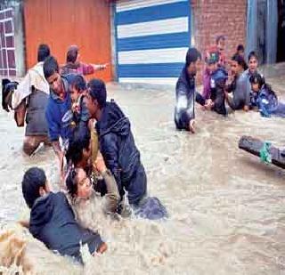 The flood situation is critical in Kashmir | काश्मीरमध्ये पूरस्थिती गंभीर The flood situation is critical in Kashmir | काश्मीरमध्ये पूरस्थिती गंभीर