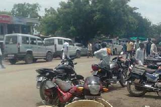 The city's traffic was disrupted | शहर वाहतुकीची घडी विस्कटली The city's traffic was disrupted | शहर वाहतुकीची घडी विस्कटली