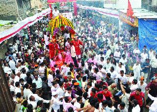 Stunts of leaders in the vigilance rally | विसर्जन मिरवणुकीत नेत्यांची स्टंटबाजी