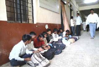 School filled with Zilla Parishad | जिल्हा परिषदेत भरली शाळा