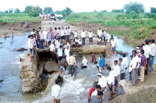 Repair of bridge work at Kinhola | किन्होळा येथे पुलाची श्रमदानातून दुरूस्ती Repair of bridge work at Kinhola | किन्होळा येथे पुलाची श्रमदानातून दुरूस्ती